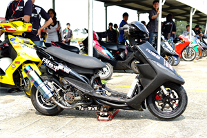 奔馳吧！黑色閃電