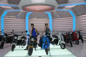 與天王天后一起俏課吧！   KYMCO AIR 150 / MANY 110廣告現廠直擊
