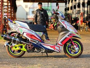 繽紛行頭的紳士 SYM Fighter 150