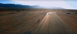 Crutchlow和Lewis Hamilton一同在賽道上奔馳