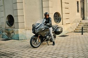 BMW R1250RT揭露面紗
